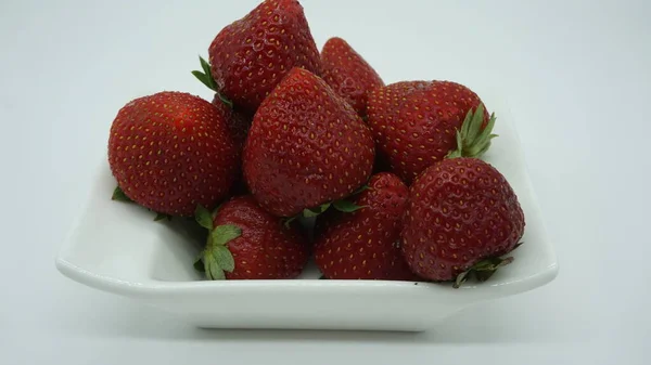 Fraises Mûres Sur Fond Blanc — Photo