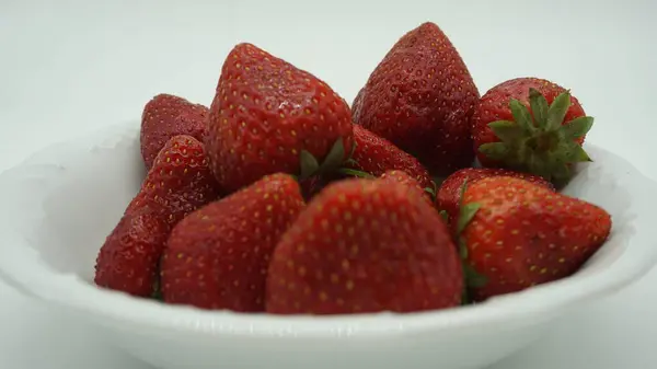 Rote Erdbeeren Auf Hellem Hintergrund — Stockfoto