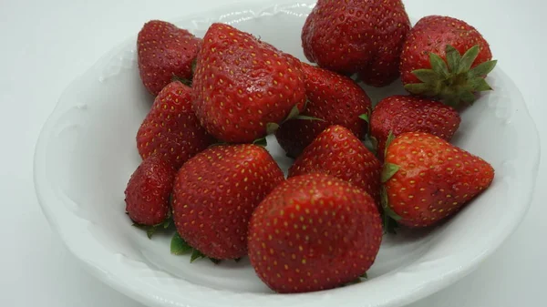 Strawberry Merah Pada Latar Belakang Cahaya — Stok Foto