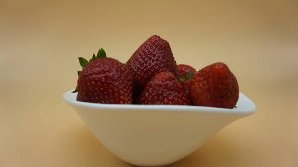 Strawberry Merah Pada Latar Belakang Cahaya — Stok Foto