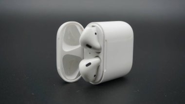 kablosuz kulaklık ve şarj çantası.