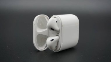 kablosuz kulaklık ve şarj çantası.