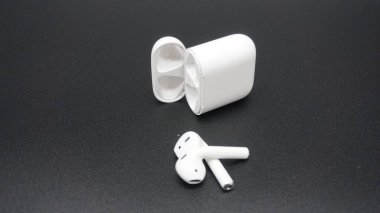 kablosuz kulaklık ve şarj çantası.