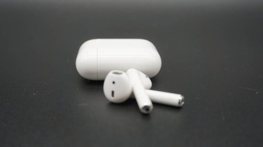 kablosuz kulaklık ve şarj çantası.