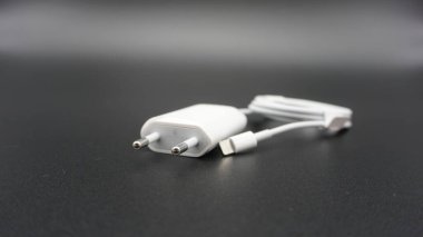 Cep telefonları ve tabletler için şarj edici