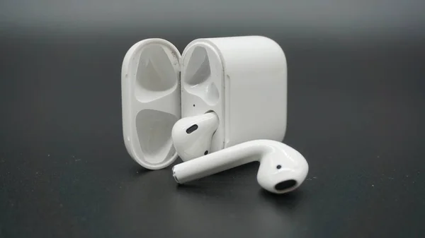 kablosuz kulaklık ve şarj çantası.