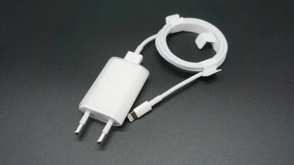 Cep telefonları ve tabletler için şarj edici