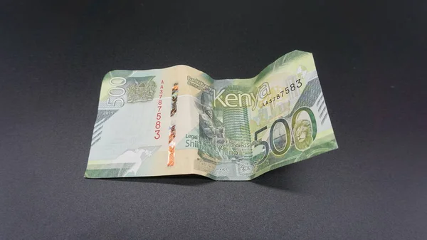500 Kenialaisen Shillingin Seteli Mustalla Pohjalla — kuvapankkivalokuva