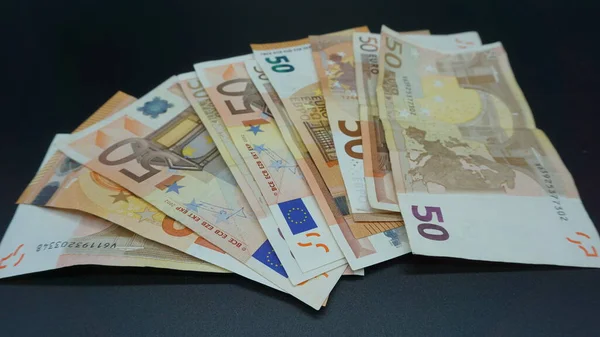 Billets Cinquante Euros Sur Fond Noir — Photo