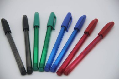 Beyaz arkaplanda çok renkli kalemler