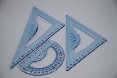 Beyaz arkaplanda mavi cetvel