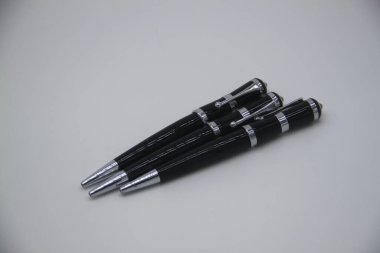 Zarif siyah ve gümüş kalemler.