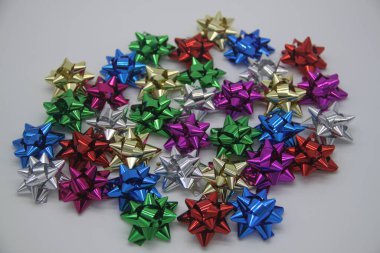 Beyaz arka planda izole edilmiş Noel yayları.