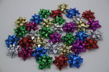 Beyaz arka planda izole edilmiş Noel yayları.