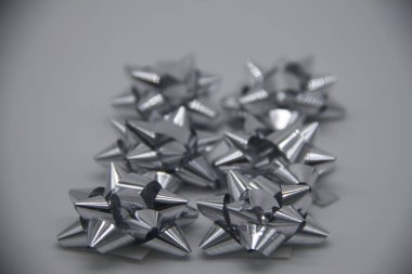 Beyaz arka planda izole edilmiş Noel yayları.