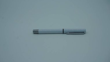 Işık arkaplanındaki kalem