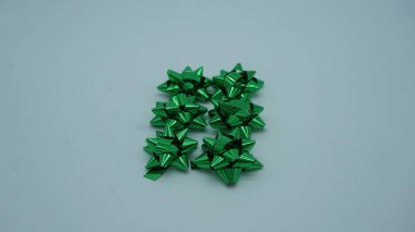 Beyaz arka planda izole edilmiş Noel yayları.