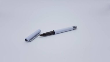 Işık arkaplanındaki kalem