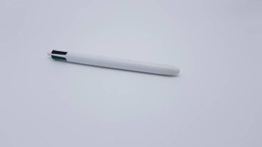 Açık arkaplanda 4 renkli kalem