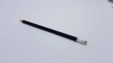 Tahta ve grafit kalem.