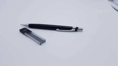 siyah mekanik kalem ve yedek parçalar