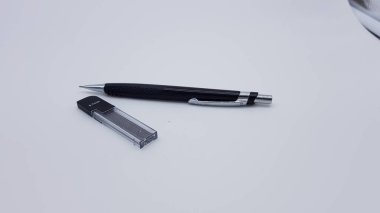 siyah mekanik kalem ve yedek parçalar