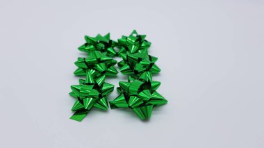 Beyaz arka planda izole edilmiş yeşil kurdele yayları Noel süslemesi hediye dekorasyonu