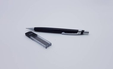 siyah mekanik kalem ve benim yedek parçalarım beyaz arkaplanda