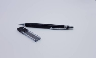 siyah mekanik kalem ve benim yedek parçalarım beyaz arkaplanda