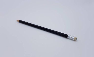 Beyaz arkaplanda siyah kalem