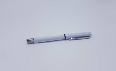 beyaz ince uçlu kalem