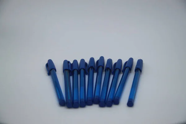 Сині Ручки Білому Тлі — стокове фото