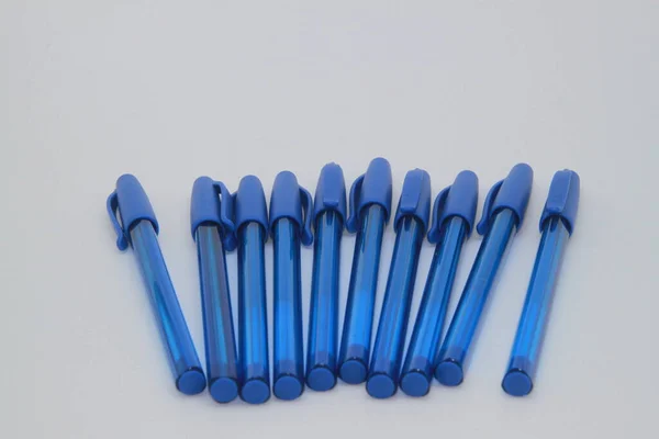 Сині Ручки Білому Тлі — стокове фото
