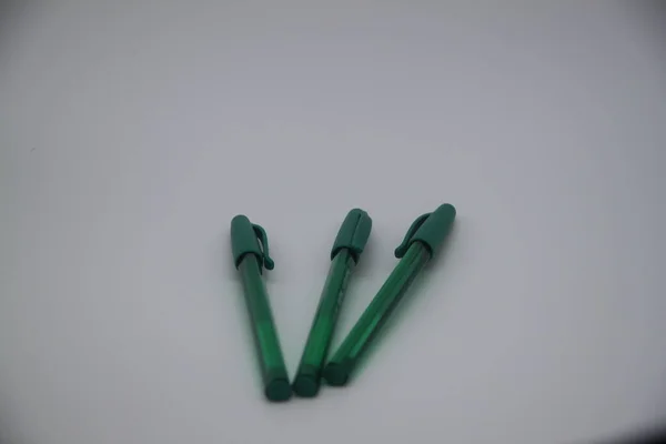 白い背景に緑のペン — ストック写真