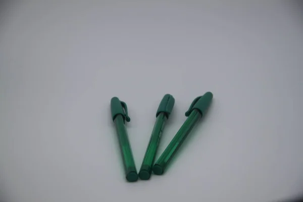 Πράσινο Στυλό Λευκό Φόντο — Φωτογραφία Αρχείου