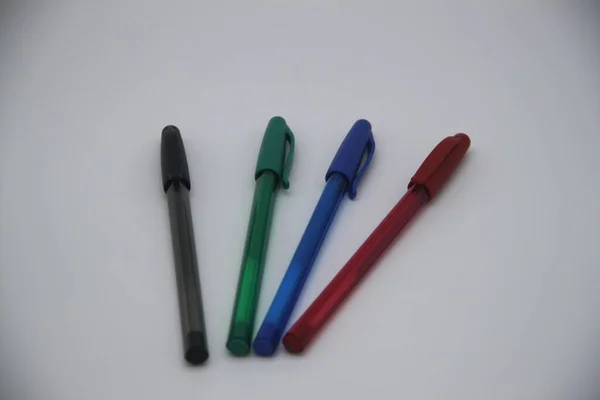 Kugelschreiber Vielen Farben Auf Weißem Hintergrund — Stockfoto