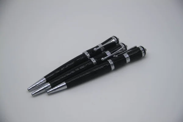 优雅的黑色和银色钢笔 — 图库照片