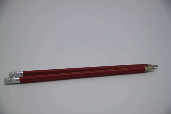 Rote Stifte Mit Radiergummi — Stockfoto