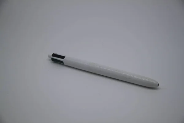4色の白いペン — ストック写真