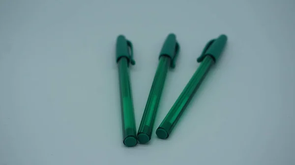 Stylos Plastique Vert Sur Fond Blanc — Photo