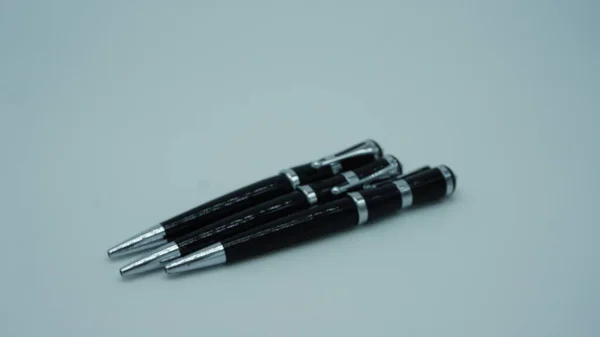 Stylos Noir Argent — Photo