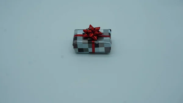 Geschenk Mit Grau Kariertem Papier Und Roter Schleife — Stockfoto