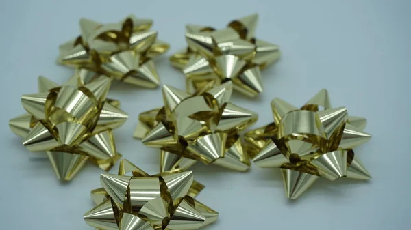 Goldband Schleifen Isoliert Auf Weißem Hintergrund Weihnachtsdekoration Geschenkdekoration — Stockfoto