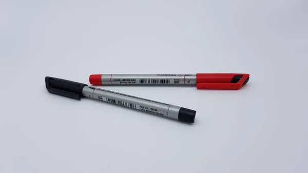 Kırmızı Siyah Kalıcı Kalemler — Stok fotoğraf