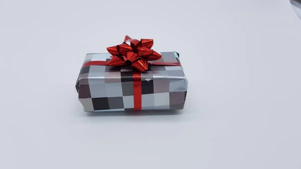 Pacchetto Regalo Con Fiocco Nastro Rosso Isolato Sfondo Bianco Decorazione — Foto Stock