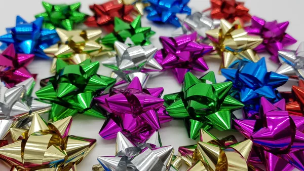 Kleurrijke Lint Strikken Geïsoleerd Witte Achtergrond Kerst Decoratie Cadeau Decoratie — Stockfoto