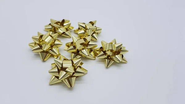 Gouden Lint Strikken Geïsoleerd Witte Achtergrond Kerst Decoratie Cadeau Decoratie — Stockfoto