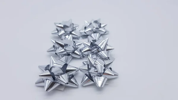 Zilveren Lint Strikken Geïsoleerd Witte Achtergrond Kerstversiering Cadeau Decoratie — Stockfoto