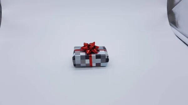 Caja Regalo Con Cinta Roja —  Fotos de Stock