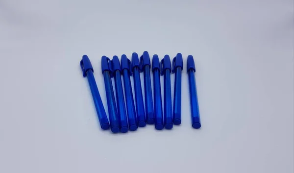 Синие Ручки Белом Фоне — стоковое фото